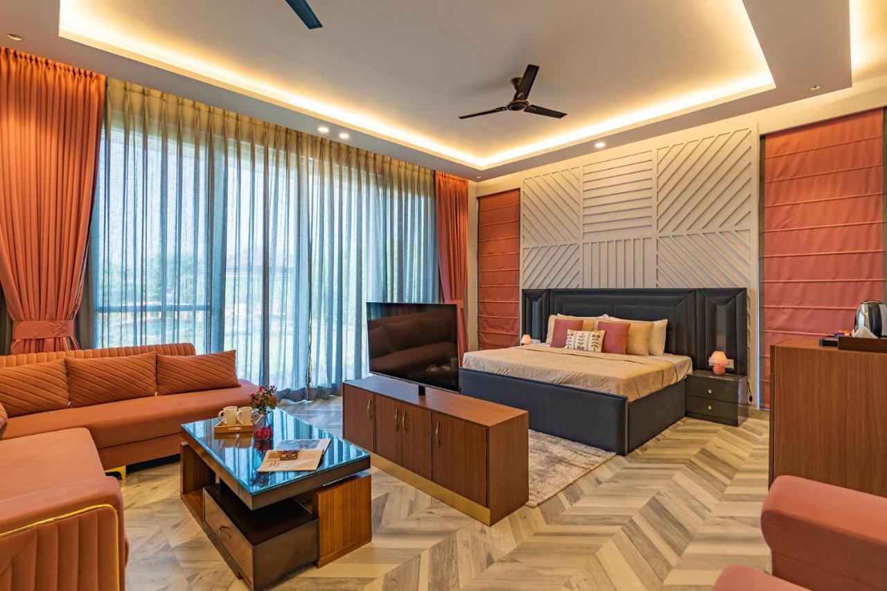 Stayvista At Serenity Farms With Pool, Lawn, Bonfire & Bbq Sohna Εξωτερικό φωτογραφία
